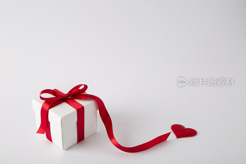 白色背景上的礼盒。情人节礼物。孤立。