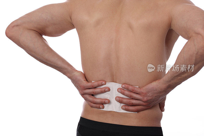 止痛贴剂，石膏。背部疼痛的男人。疼痛缓解和保健概念孤立上白。