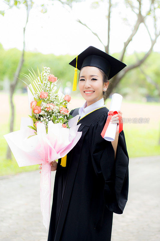 毕业的女生快乐，恭喜你。