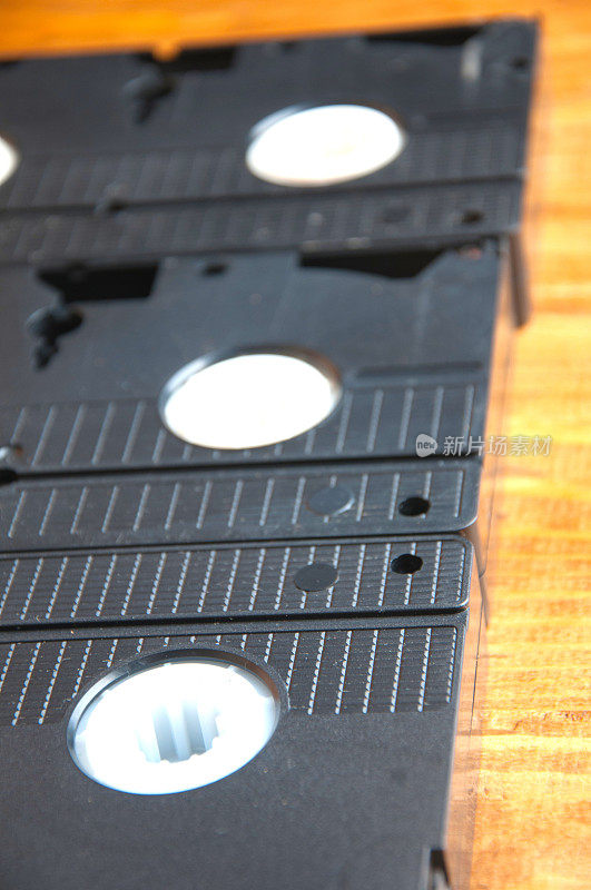 木桌上放着VHS录像带