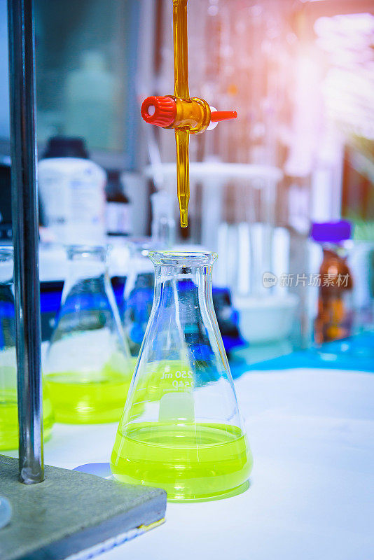 实验室装有黄色液体的滴定管。