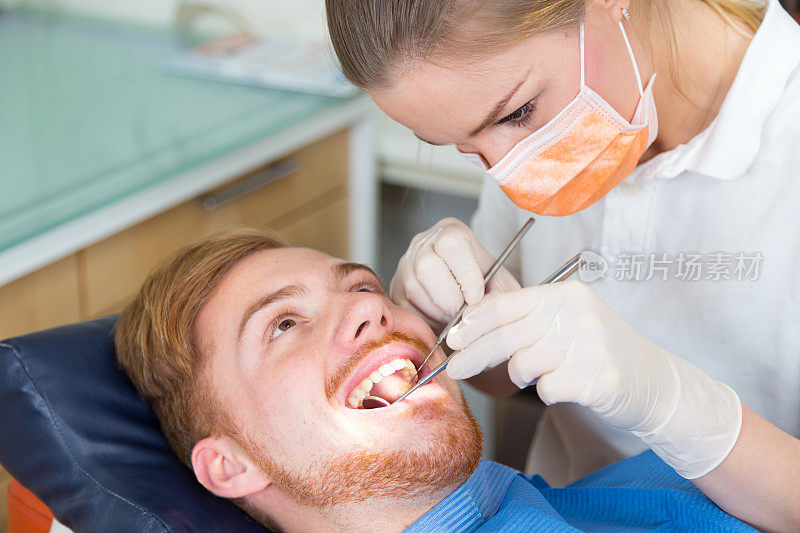 牙科医生在牙科工作中治疗病人的牙齿
