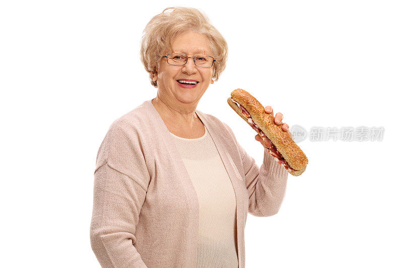 快乐的老妇人正在吃三明治