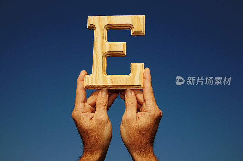 木制字母E