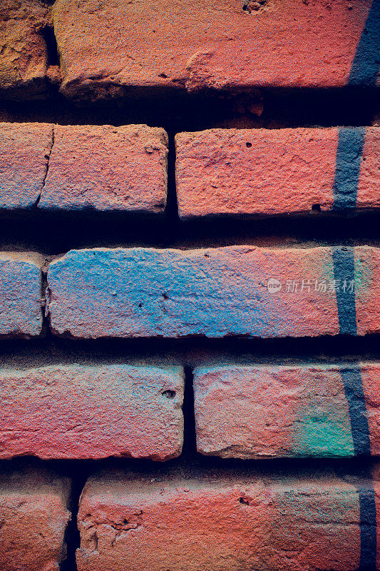 色彩鲜艳的砖墙。