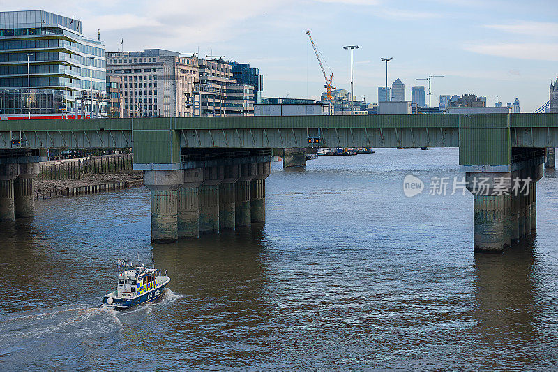 泰晤士河上的警察巡逻艇