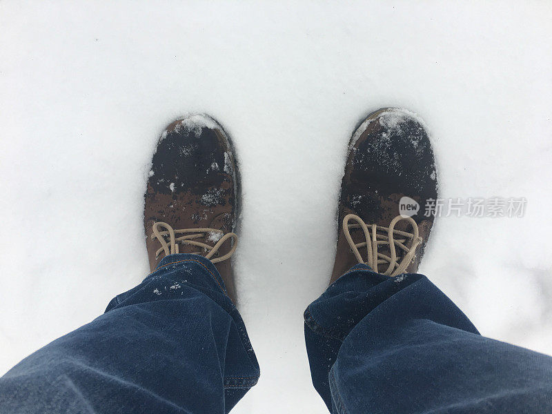 雪地上的冬靴