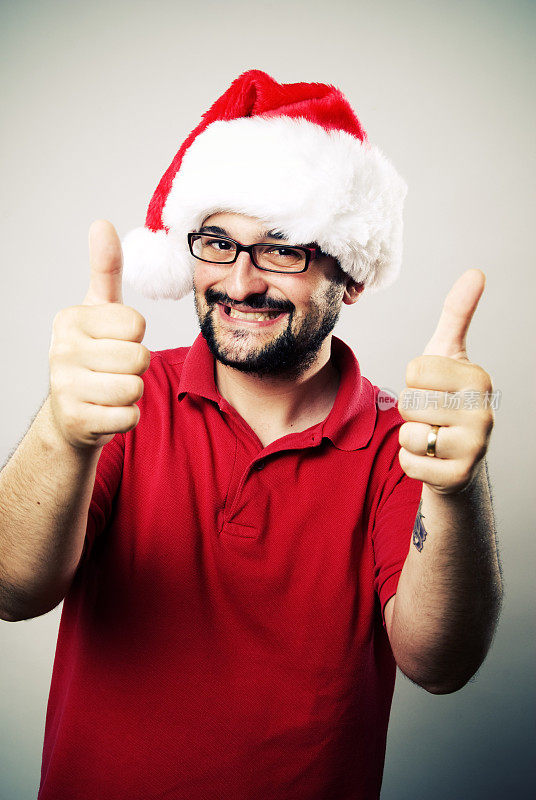 戴着圣诞帽竖起大拇指的快乐男人