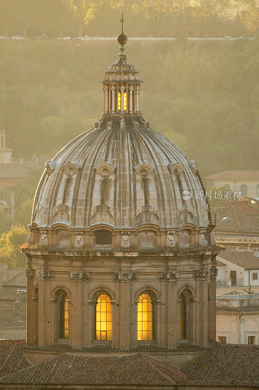 罗马黄昏与背光教堂圆屋顶。