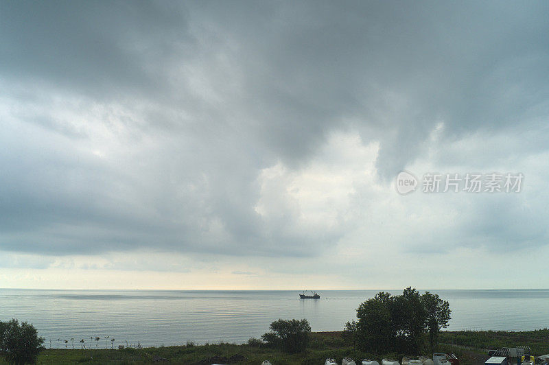 土耳其特拉布宗黑海沿岸的一艘工业船