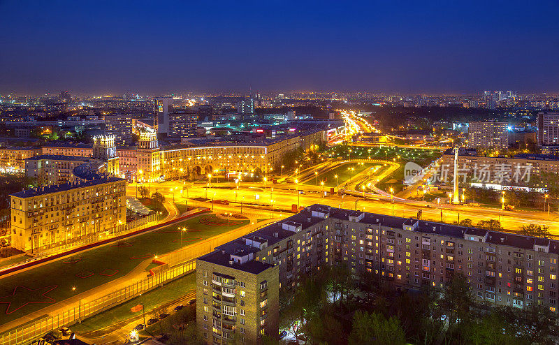 夜晚照亮城市的天际线