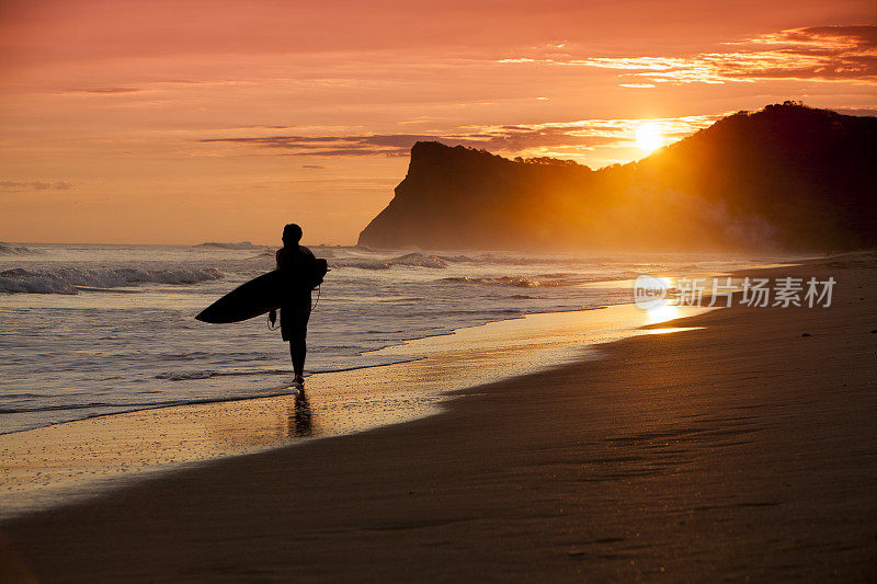 日落时，尼加拉瓜的海滩景色和冲浪者的剪影