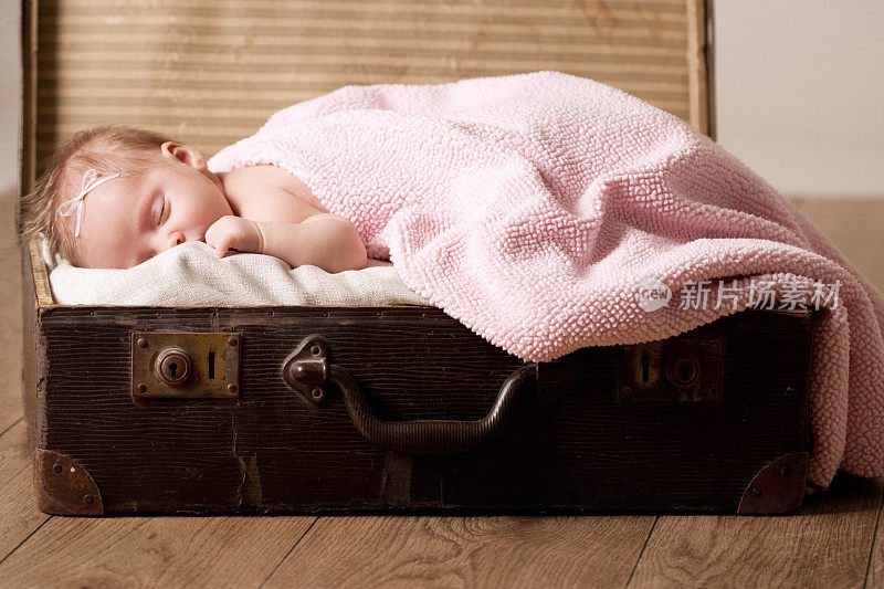 新生儿与尿布在古董手提箱