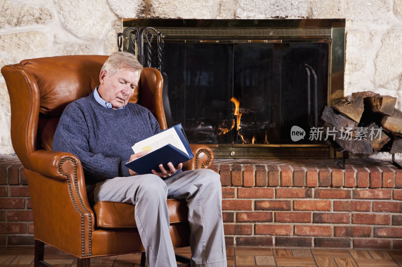 老人在壁炉边看书