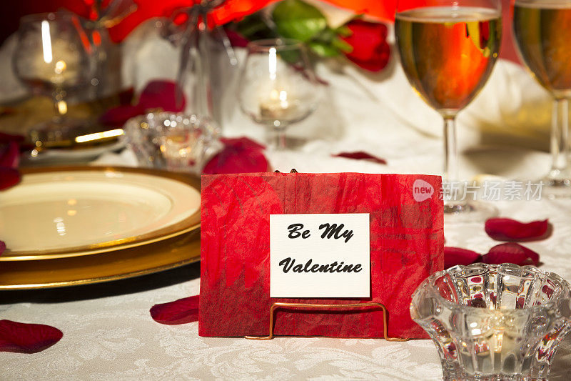 情人节:浪漫的餐桌布置。餐饮、烛光晚餐。