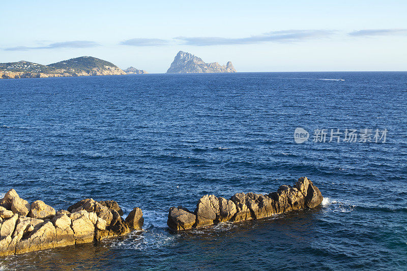 海洋岩石的高角度视角