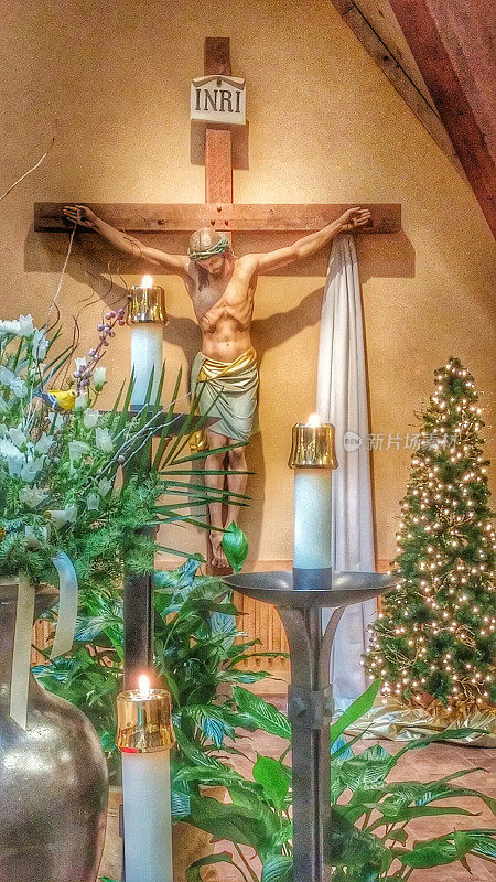 圣诞花，耶稣，十字架，十字架，点燃的树，蜡烛，教堂