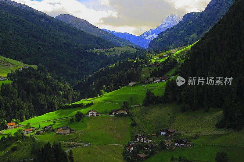 阿尔卑斯山日落村，Timmelsjoch附近，意大利奥地利泰洛阿尔卑斯山