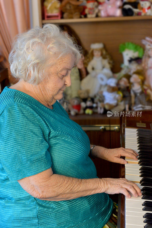 一个正在弹钢琴的老太太