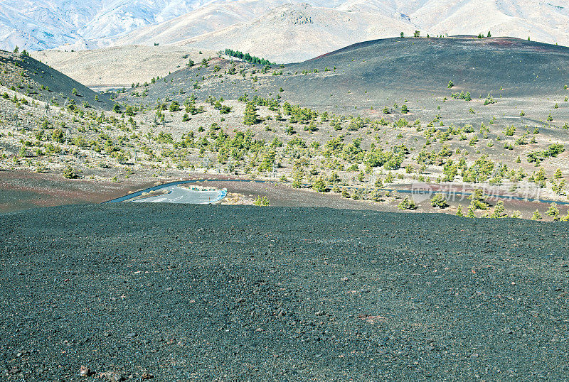 在月球ID火山口熔岩流下的停车场