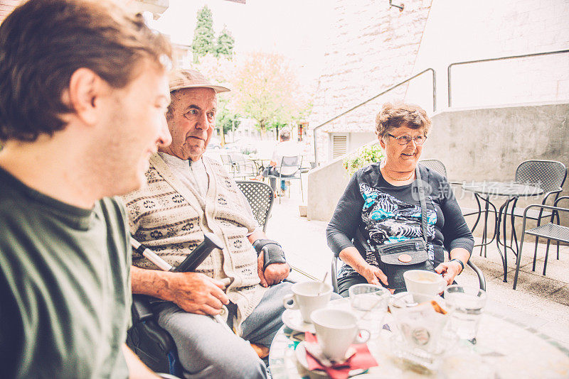 快乐的老夫妇和孙子喝咖啡，斯洛文尼亚，欧洲