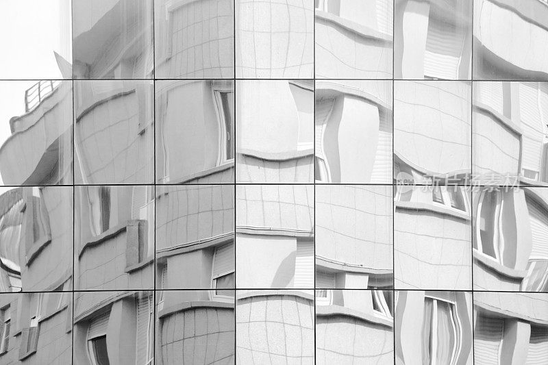 建筑反射在玻璃立面上的细节。
