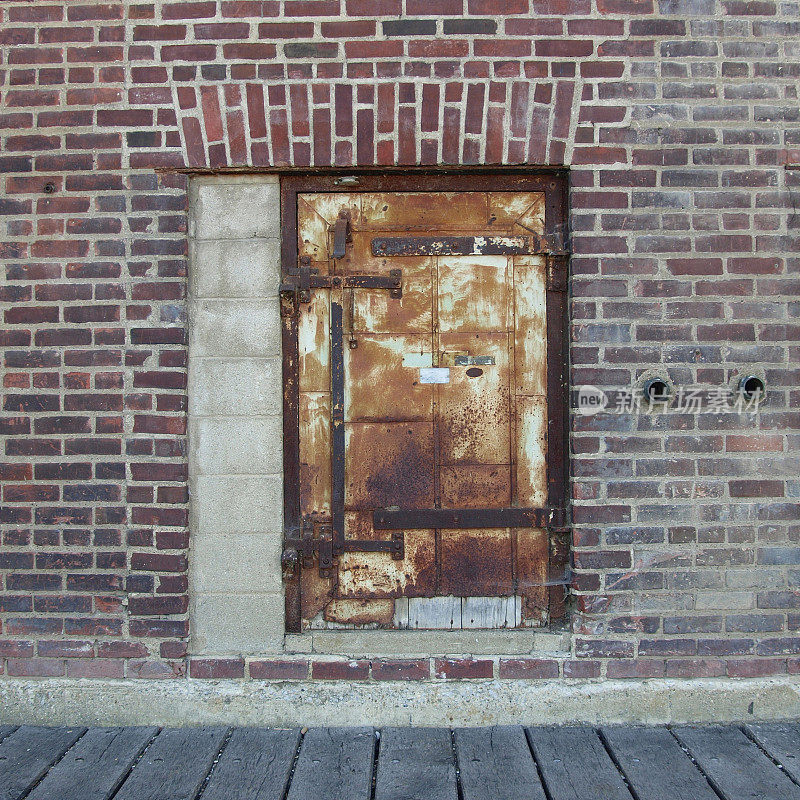 生锈的旧门和红砖墙