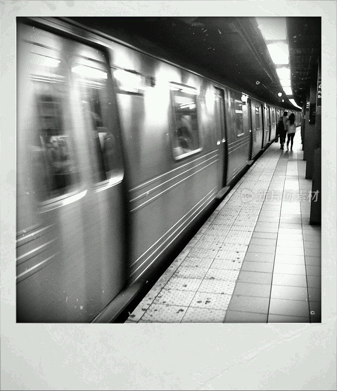 纽约市地铁列车离开车站动态模糊