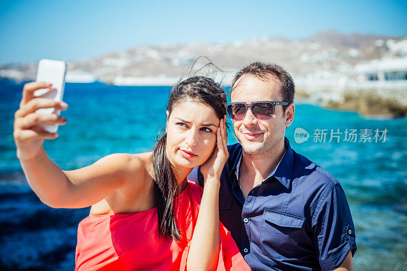 漂亮的白人夫妇用智能手机自拍异国风情的暑假