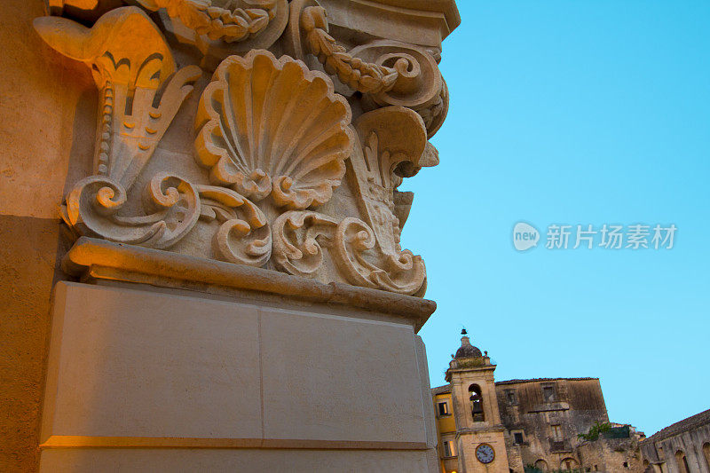 拉古萨伊布拉，西西里岛:巴洛克细部，钟楼，蓝天