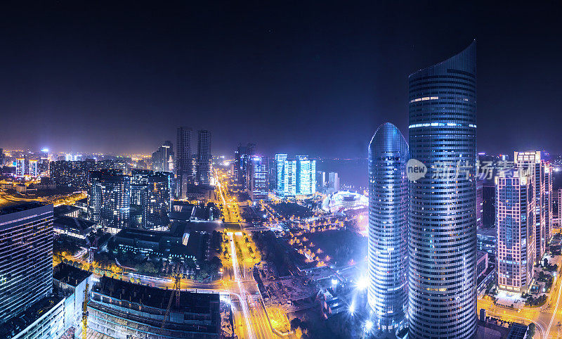 夜晚，现代城市杭州的天际线、交通和建筑