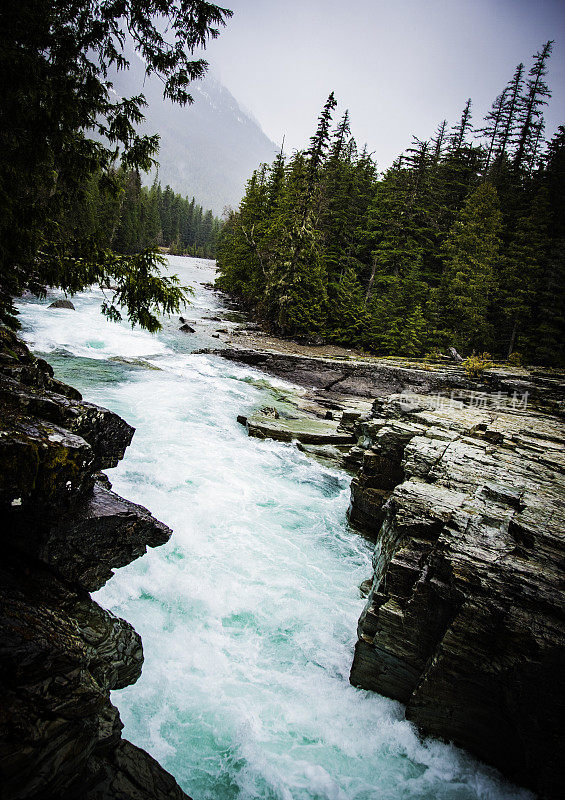 冰川国家公园汹涌的河流