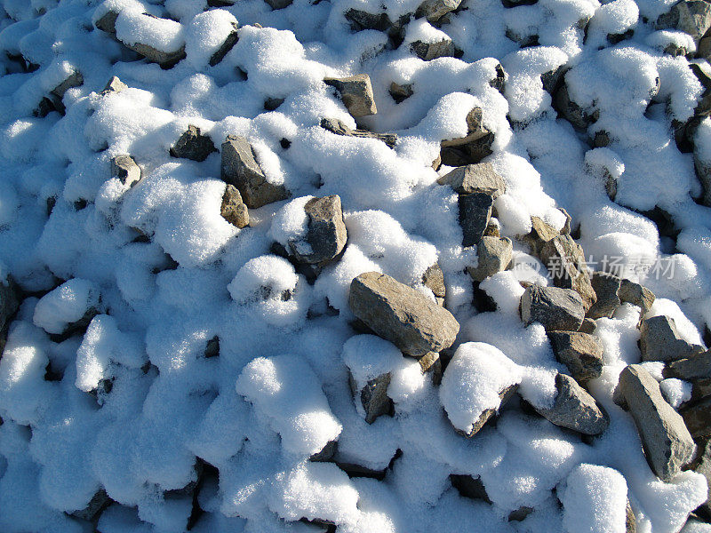 石头和雪堆