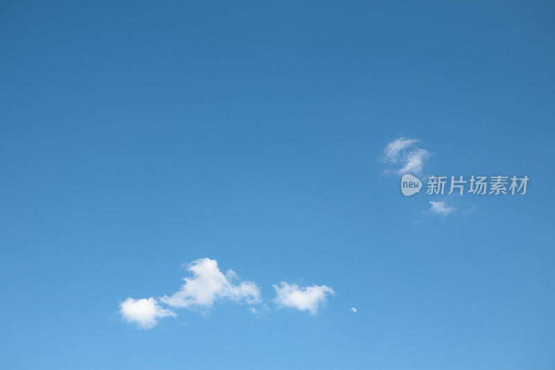 蔚蓝的天空中飘着小云