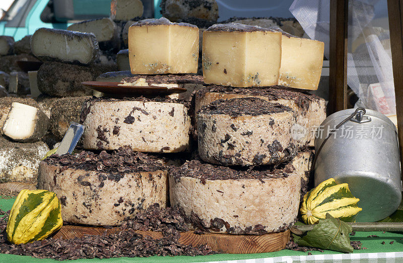 街头市场的奶酪。彩色图像