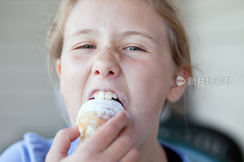 女孩在享受甜甜圈