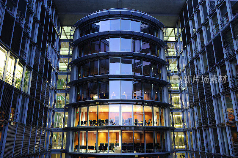 柏林办公大楼玻璃前下班后的晚上