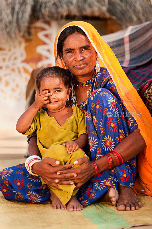 印度吉卜赛妇女抱着她的孩子