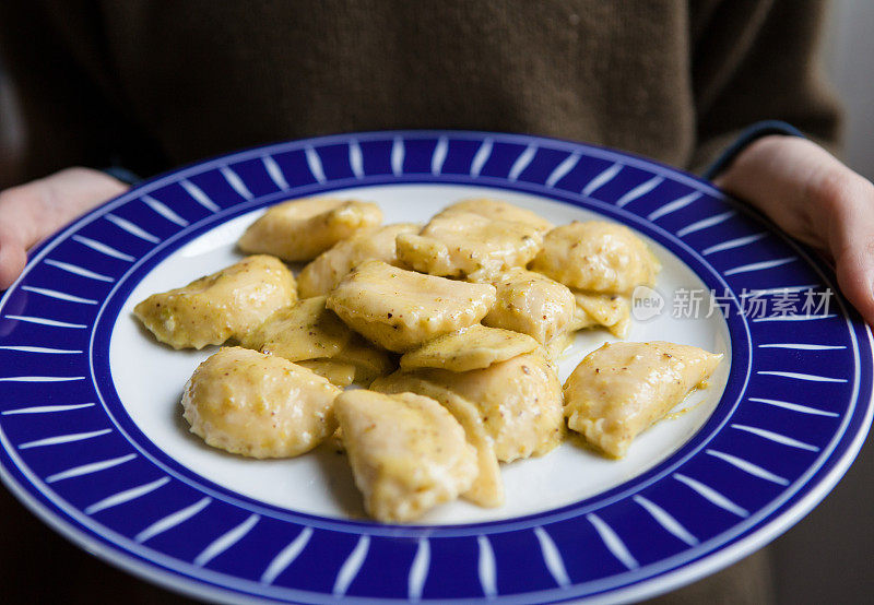 意大利乳清干酪和香蒜酱的意大利馄饨