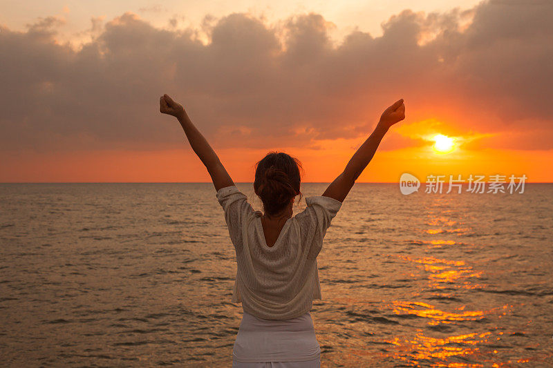 海滩上的快乐女人