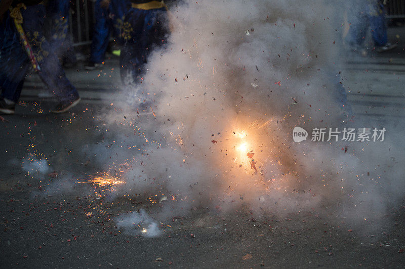 中国舞龙者经过时鞭炮爆炸的特写