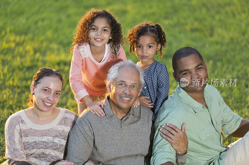 三代拉美裔家庭，围坐在祖父身边