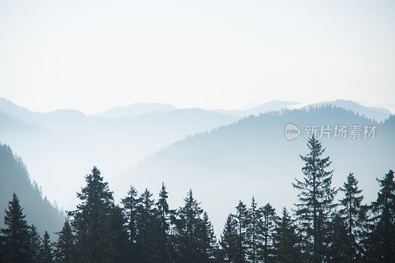 清晨阳光下的群山