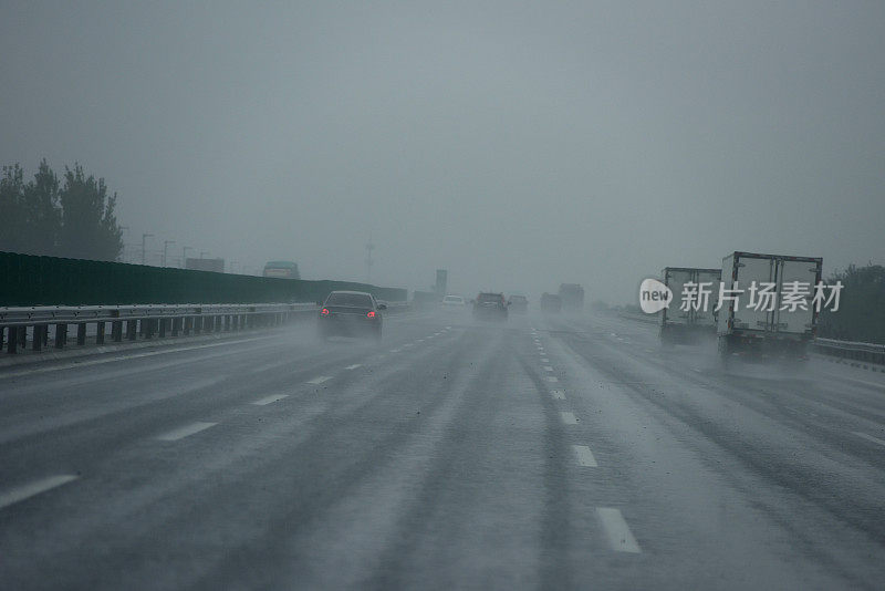 雨中的卡车