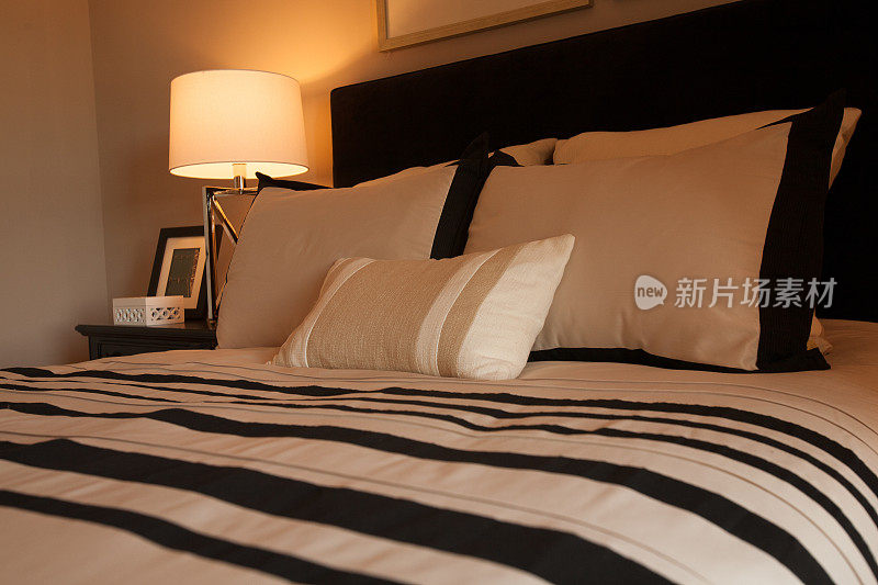舒适的现代风格床和床上用品