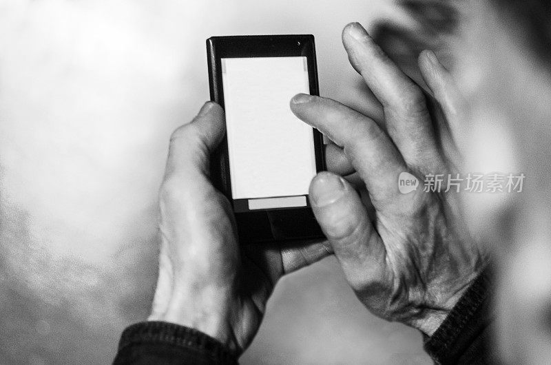 白发苍苍的老人在用智能手机交流