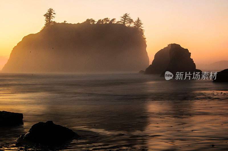 太平洋西北部日落时的海峰剪影