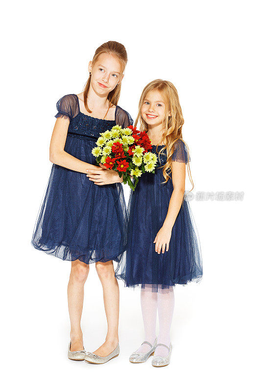 两个漂亮的女孩捧着一束花