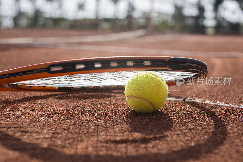 网球场，有网球和球拍