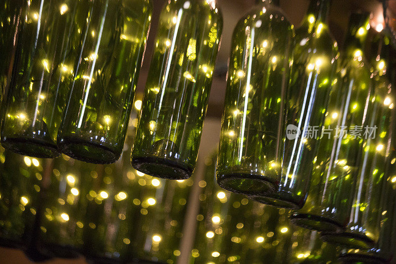 绿色酒瓶作为灯具，抽象背景